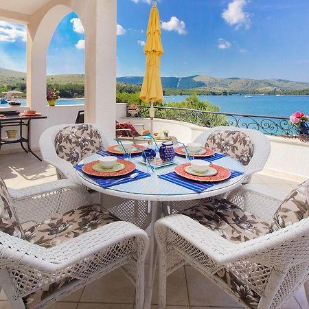 Sea Breeze - Front Sea Apartment Zaboric Bagian luar foto