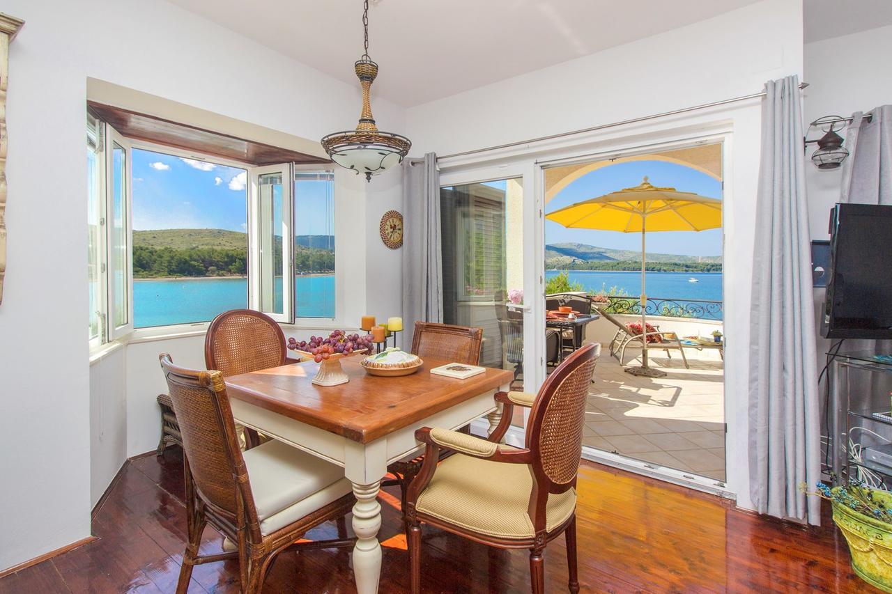 Sea Breeze - Front Sea Apartment Zaboric Bagian luar foto