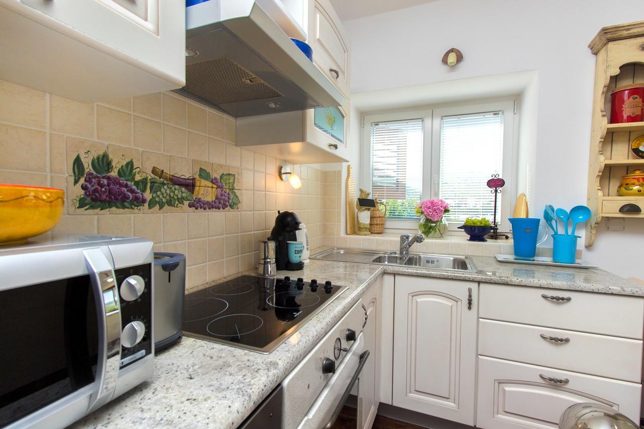 Sea Breeze - Front Sea Apartment Zaboric Bagian luar foto