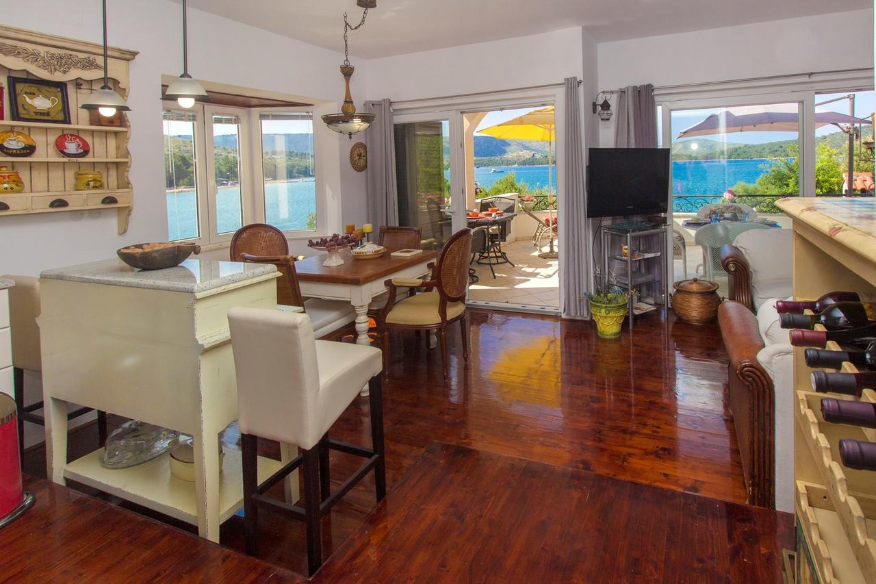 Sea Breeze - Front Sea Apartment Zaboric Bagian luar foto