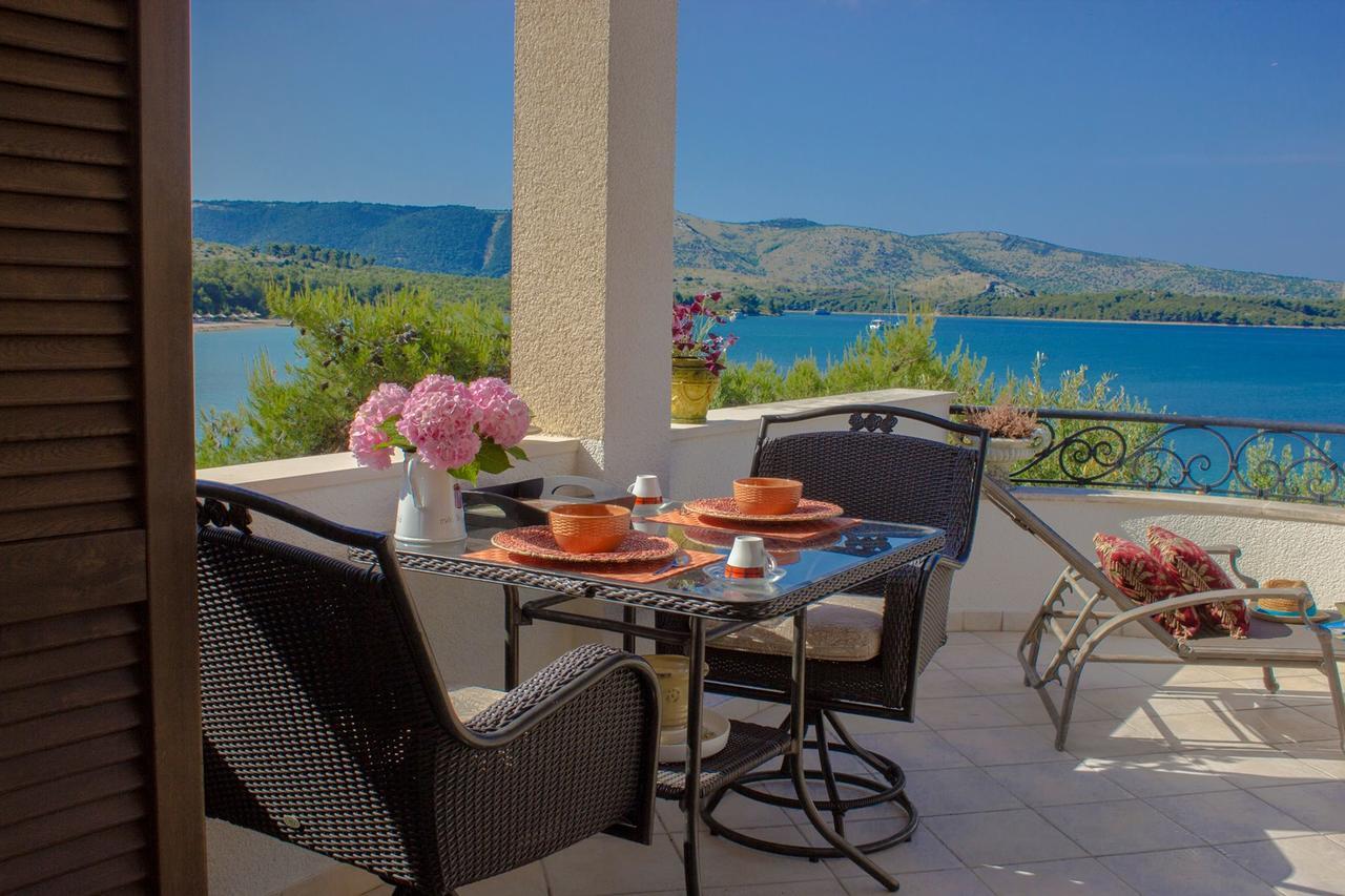 Sea Breeze - Front Sea Apartment Zaboric Bagian luar foto
