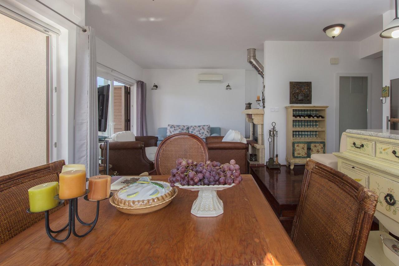 Sea Breeze - Front Sea Apartment Zaboric Bagian luar foto