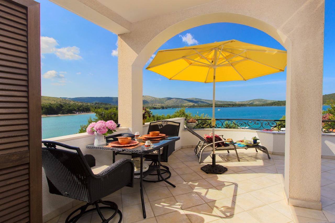 Sea Breeze - Front Sea Apartment Zaboric Bagian luar foto