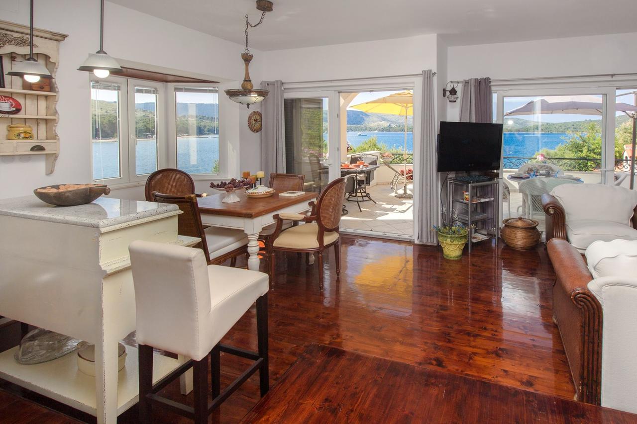 Sea Breeze - Front Sea Apartment Zaboric Bagian luar foto