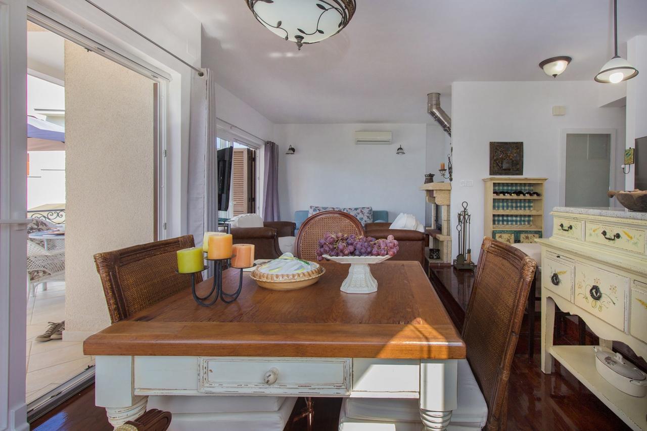 Sea Breeze - Front Sea Apartment Zaboric Bagian luar foto