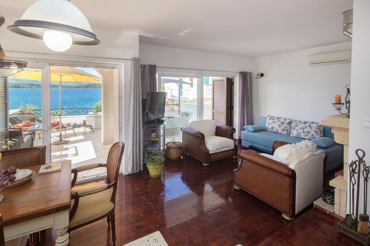 Sea Breeze - Front Sea Apartment Zaboric Bagian luar foto