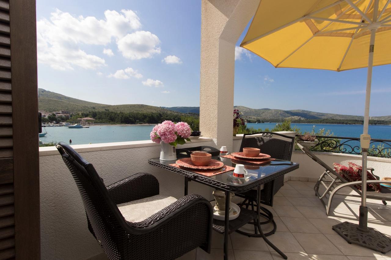 Sea Breeze - Front Sea Apartment Zaboric Bagian luar foto