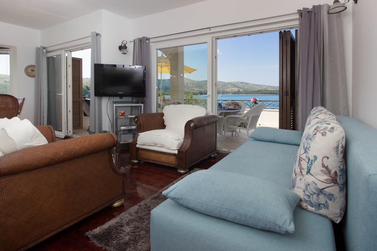 Sea Breeze - Front Sea Apartment Zaboric Bagian luar foto