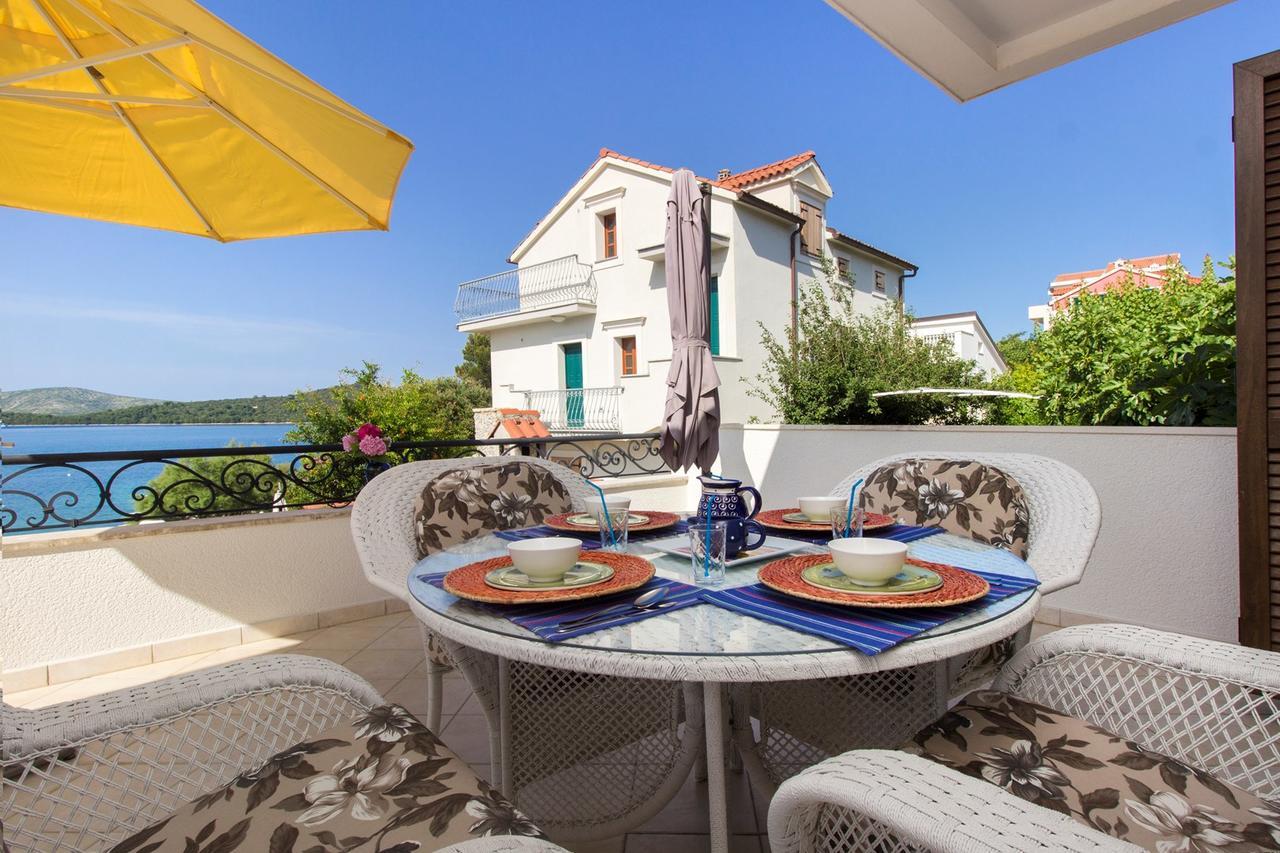 Sea Breeze - Front Sea Apartment Zaboric Bagian luar foto