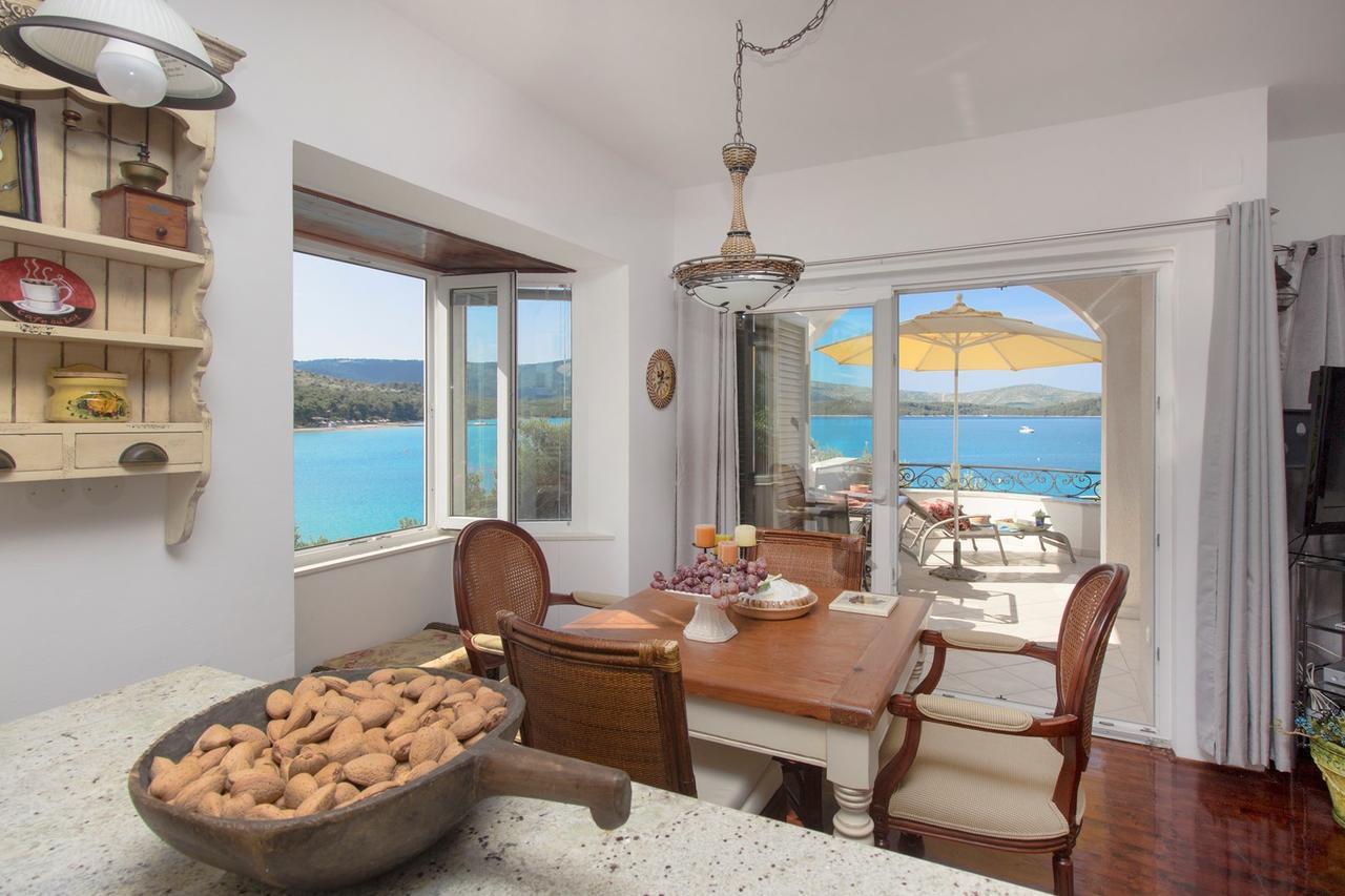 Sea Breeze - Front Sea Apartment Zaboric Bagian luar foto