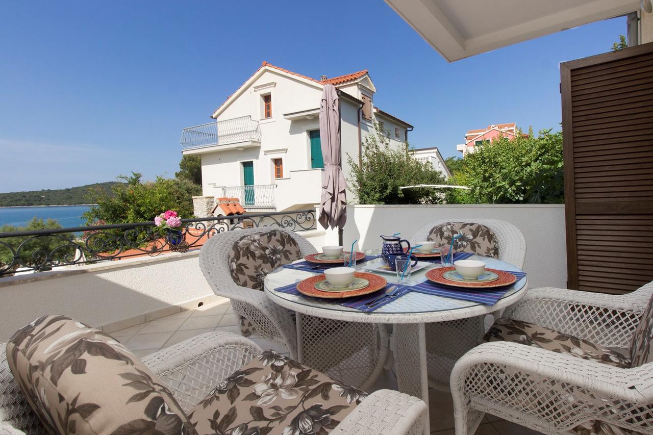 Sea Breeze - Front Sea Apartment Zaboric Bagian luar foto